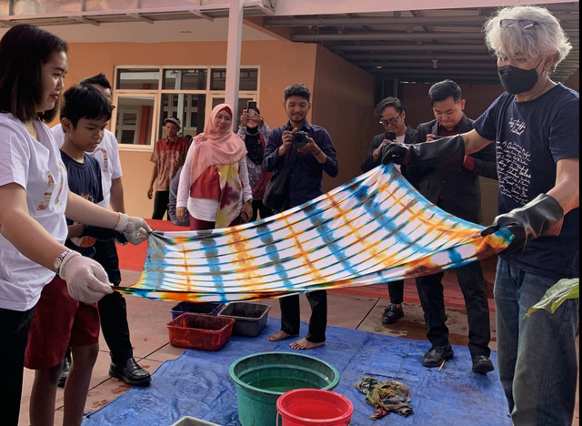 Pelatihan teknik pewarnaan shibori dengan memanfaatkan linen bekas.