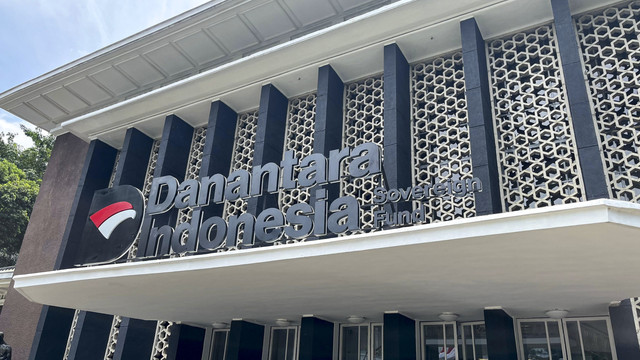 Penampakan logo baru Danantara Indonesia di kantor Danantara Indonesia di Cikini, Menteng, Jakarta Pusat, Senin (24/2/2025). Foto: Fariza Rizky Ananda/kumparan