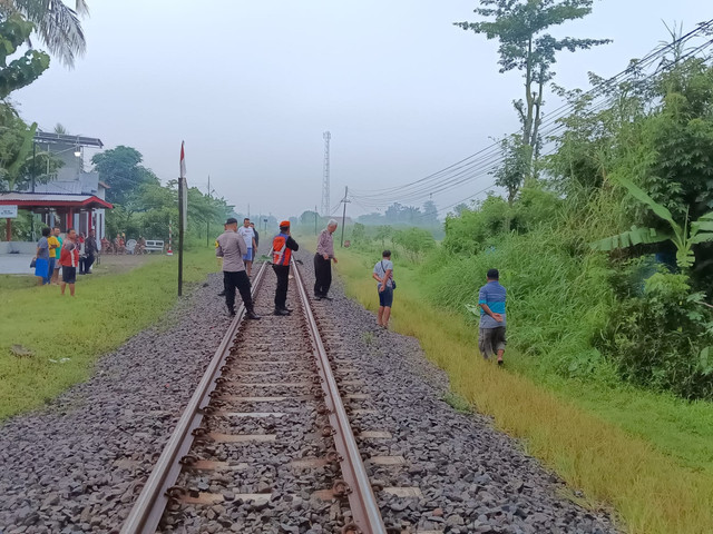 Polsek Ngunut Mendatangi Lokasi Adanya Orang Tertabrak Kereta Api di Desa Gilang