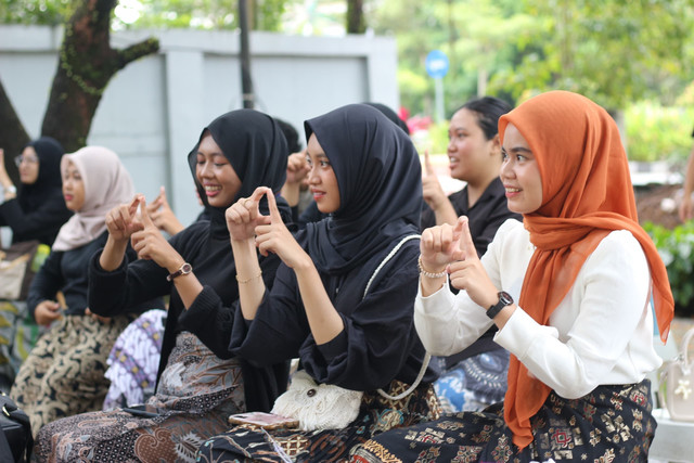 Para peserta belajar bahasa isyarat bersama teman Tuli dari komunitas WBDC. Foto: Dok. Istimewa