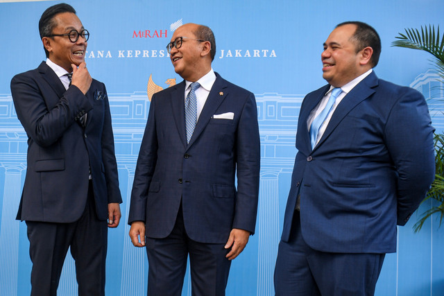 CEO Danantara Rosan Roeslani (tengah) CIO Pandu Patria Sjahrir dan COO Dony Oskaria usai menghadiri peresmian badan pengelola investasi Danantara di Istana Negara, Jakarta, Senin (24/2/2025). Foto: Muhammad Adimaja/ANTARA FOTO