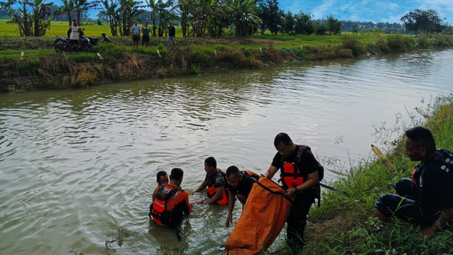 Tim SAR Gabungan saat evakuasi mayat korban tenggelam di aliran sungai (Dam) yang berlokasi di Desa Klepek, Kecamatan Sukosewu, Kabupaten Bojonegoro, Jawa Timur. Senin (24/02/2025) (Aset: Istimewa)