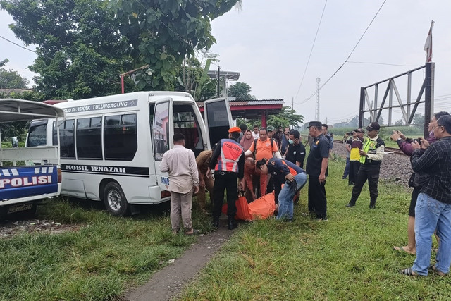 Petugas mengevakuasi wanita bernama Sutrianik tewas tertabrak kereta api di Desa Gilang, Kecamatan Ngunut, Kabupaten Tulungagung, Senin (24/2/2025). Foto: Polres Tulungagung