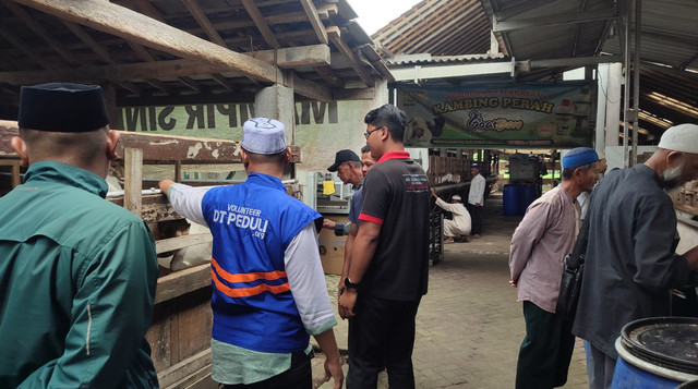 Kelompok Peternak Al-Barokah dari Kampung Akhlak Banjararum mengikuti pelatihan pengolahan pakan ternak di Goatday Farm (Sumber : DT Peduli)