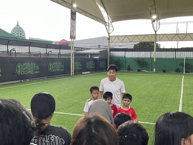 Shin Tae-yong memberikan pelatihan sepak bola kepada anak-anak di Jakarta Selatan, Senin (24/2/2025). Foto: Azrumi El Ghazali/kumparan