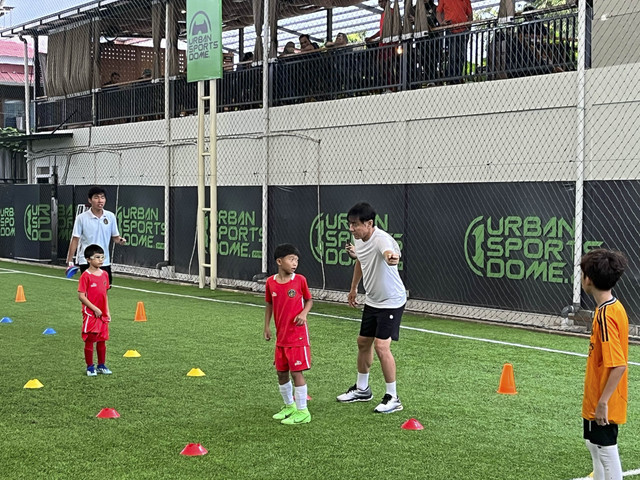 Shin Tae-yong memberikan pelatihan sepak bola kepada anak-anak di Jakarta Selatan, Senin (24/2/2025). Foto: Azrumi El Ghazali/kumparan