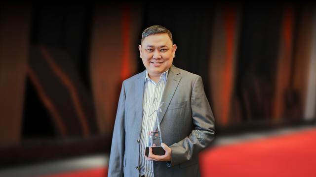 Direktur Consumer Banking CIMB Niaga Noviady Wahyudi menerima penghargaan “Indonesia Executive of the Year – Banking” pada ajang Asian Management Excellence Awards 2025 yang diselenggarakan di Bangkok, Thailand. Foto: Dok. CIMB Niaga