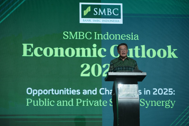 Direktur Utama SMBC Indonesia, Henoch Munandar dalam acara SMBC Indonesia Economic Outlook 2025 bertajuk Peluang dan Tantangan 2025: Sinergi Sektor Publik dan Swasta di Kempinski Grand Ballroom, Jakarta, Selasa (18/2). Foto: SMBC Indonesia