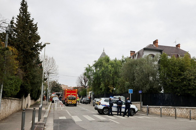 Petugas pemadam kebakaran dan pasukan penyelamat Prancis bekerja di dekat pintu masuk konsulat Rusia di Marseille setelah konsul jenderal mengonfirmasi terjadi ledakan, di Marseille, Prancis, Senin (24/2/2025). Foto: Stringer/REUTERS