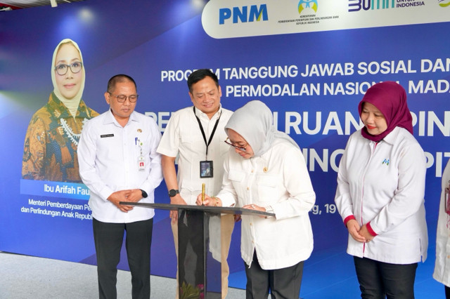 Menteri Pemberdayaan Perempuan dan Perlindungan Anak (PPPA), Ibu Arifah Fauzi bersama Dirut PNM Bapak Arief Mulyadi sedang meresmikan Ruang Pintar PNM yang berlokasi di RBI Kampung Jimpitan KB2, Tangerang.(sumber foto: pnm.co.id)