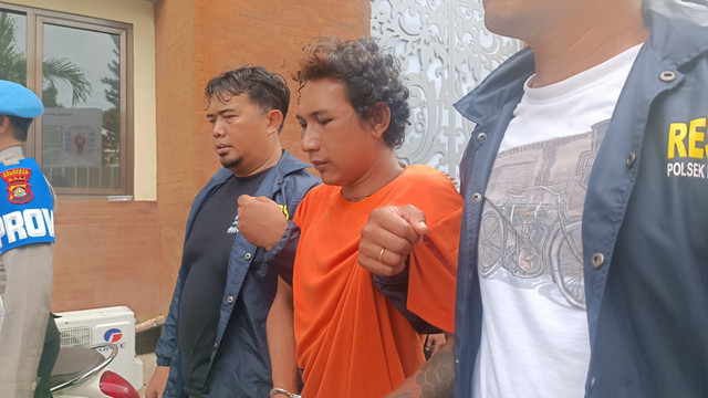 Polisi menunjukkan tersangka dan barang bukti pembunuhan terhadap Suparno oleh karyawannya saat rilis di Polsek Denpasar Barat, Senin (24/2/2025). Foto: Denita BR Matondang/kumparan