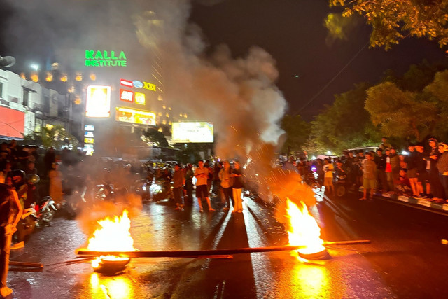 Demo #IndonesiaGelap di Kota Makassar, Sulawesi Selatan, masih berlangsung hingga malam hari, Senin (24/2/2025). Foto: Dok. Istimewa