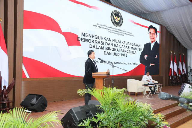 Menko Kumham Imipas Yusril Ihza Mahendra saat menjadi pembicara di retreat kepala daerah di Akmil, Magelang, Jawa Tengah, Senin (24/2/2025). Foto: Puspen Kemendagri