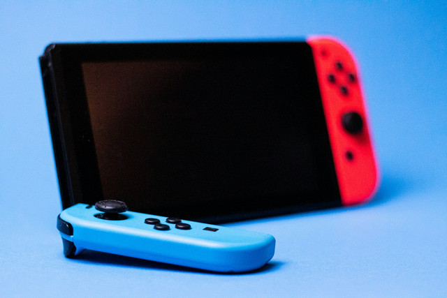 Konsol game handheld, atau konsol game genggam, adalah perangkat permainan portabel yang dirancang untuk dimainkan di tangan. Foto: Unsplash.com