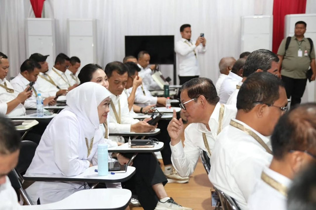 Gubernur Jatim Khofifah Indar Parawansa berdiskusi dengan Gubernur DKI Jakarta Pramono Anung saat retreat kepala daerah di Akmil, Magelang. Foto: Instagram/@khofifah.ip