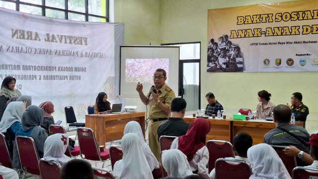 Kepala Dinas Kehutanan Provinsi Lampung, Yanyan Ruchyansyah saat memberikan edukasi mengenai pentingnya konservasi satwa | Foto : Ist