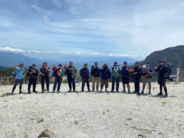 Klub Pecinta Alam TDA Bogor Raya Sukses Mendaki Gunung Papandayan