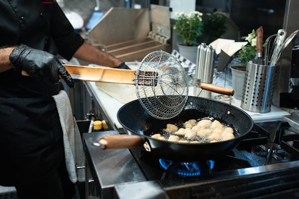 Ilustrasi tips menggoreng tofu agar tidak hancur. Foto: Pexels.com/RDNE Stock project