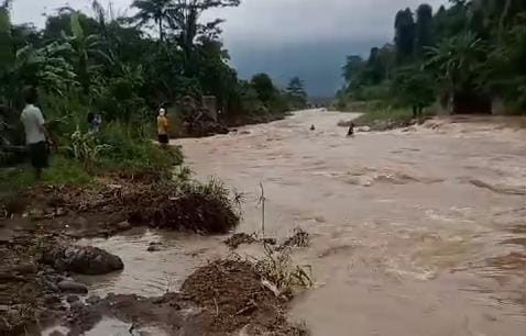 Lokasi tiga mahasiswa KKN hanyut terbawa arus Bendungan Sungai Margo Dalam, Desa Batu Menyan, Kecamatan Teluk Pandan, Pesawaran. | Foto: istimewa