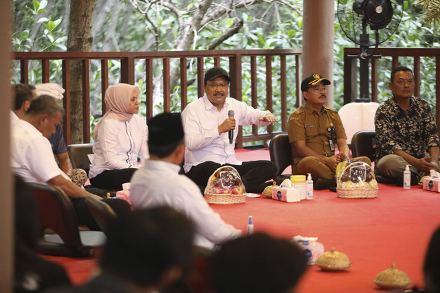 Menteri Sosial Saifullah Yusuf (Gus Ipul) berdialog dengan berbagai pihak di pendopo kawasan Tahura pada Senin (24/2), untuk merevitalisasi Taman Hutan Raya (Tahura) Ngurah Rai, Bali. Foto: Dok. Kemensos