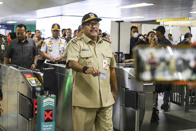 Wakil Gubernur DKI Jakarta Rano Karno berjalan keluar saat meninjau fasilitas MRT di Stasiun MRT Blok M, Jakarta, Selasa (25/2/2025). Foto: Iqbal Firdaus/kumparan