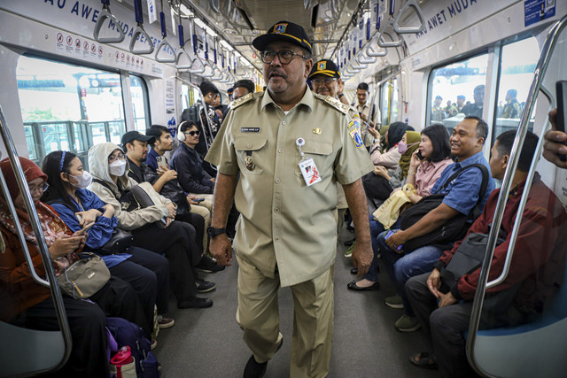 Wakil Gubernur DKI Jakarta Rano Karno melintas saat menaiki rangkaian kereta MRT di Stasiun MRT Lebak Bulus, Jakarta, Selasa (25/2/2025). Foto: Iqbal Firdaus/kumparan