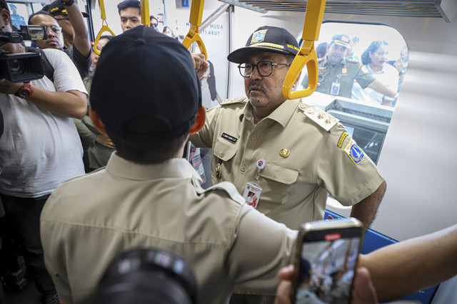 Wakil Gubernur DKI Jakarta Rano Karno berbincang dengan para pejabat Pemprov DKI Jakarta di dalam rangkaian kereta MRT di Stasiun MRT Lebak Bulus, Jakarta, Selasa (25/2/2025). Foto: Iqbal Firdaus/kumparan