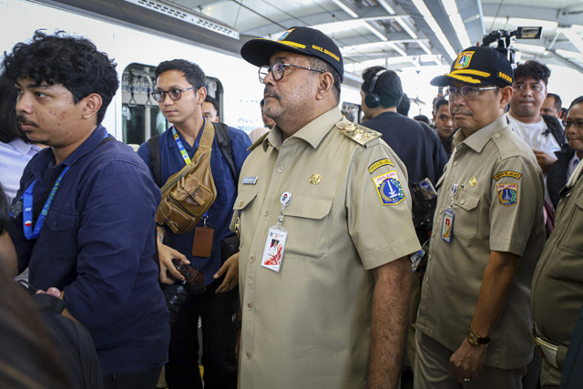 Wakil Gubernur DKI Jakarta Rano Karno melintas saat menaiki rangkaian kereta MRT di Stasiun MRT Lebak Bulus, Jakarta, Selasa (25/2/2025). Foto: Iqbal Firdaus/kumparan