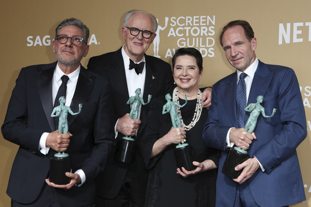 Para pemeran "Conclave", Ralph Fiennes, Isabella Rossellini, Sergio Castellitto dan John Lithgow berpose dalam Film selama penghargaan Screen Actors Guild Tahunan ke-31 di Shrine Auditorium di Los Angeles, 23 Februari 2025. Foto: Valerie Macon/AFP