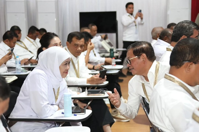 Gubernur Jatim Khofifah Indar Parawansa berdiskusi dengan Gubernur DKI Jakarta Pramono Anung saat retreat kepala daerah di Akmil, Magelang. Foto: Instagram/@khofifah.ip