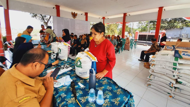 Ilustrasi penyaluran bantuan beras 10 kg 2024. Foto: PPID Jember/ppid.jemberkab.go.id 