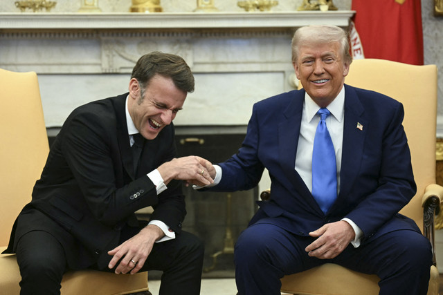 Presiden Amerika Serikat Donald Trump berbincang dengan Presiden Prancis Emmanuel Macron saat pertemuan delegasi Amerika Serikat dengan Prancis di Gedung Putih, Amerika Serikat, Senin (24/2/2025). Foto: Ludovic Marin/AFP