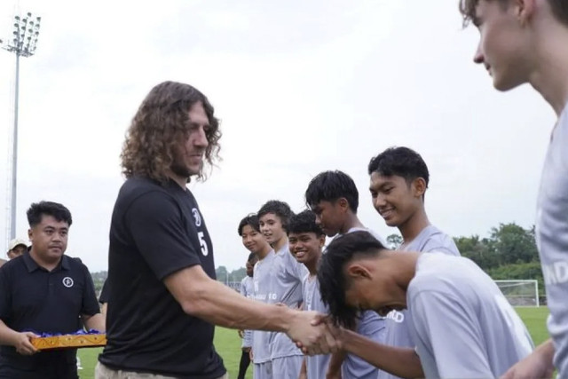 Legenda Barcelona dan tim nasional Spanyol Carles Puyol saat memantau pesepakbola muda Indonesia dalam gelaran pertandingan Starbol Indonesia di Bali United Training Center (BUTC), Gianyar, Bali, Minggu (23/02/2025). Foto: ANTARA/HO-Starbol Indonesia