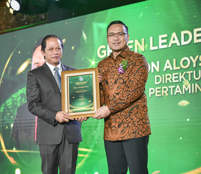 Direktur Utama Pertamina Simon Aloysius Mantiri (kanan) menerima penghargaan Green Leadership Utama dari Menteri Lingkungan Hidup Hanif Faisol Nurofiq (kiri) pada acara Anugerah Lingkungan PROPER di Sasono Langen Budoyo, Kompleks Taman Mini Indonesia Indah, Jakarta Timur, Senin (24/2/2025). Foto: Dok. Pertamina