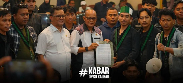 Anggota Komisi I DPRD Provinsi Kalbar, Rasmidi dan Zlufydar Zaidar Mochtar saat menemui mahasiswa yang melakukan aksi untuk sampaikan aspirasi mereka. Foto: Dok. DPRD Kalbar