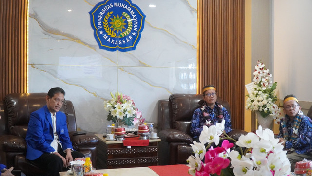 Rektor Universitas Muhammadiyah (Unismuh) Makassar Dr Abd Rakhim Nanda ST, MT, IPU, menerima dua Asesor LAMDIK yakni Dr Ahmad Royani M.Hum dan Dr Bambang Irawan Lc, MEd 