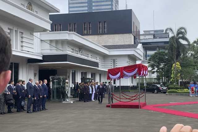 Suasana courtesy call Kementerian Pertahanan menyambut kunjungan Mr. Sergei Shoigu, Sekretaris Dewan Keamanan Federasi Rusia di Halaman Kantor Kementerian Pertahanan, Jakarta, Selasa (25/2/2025). Foto: Luthfi Humam/kumparan