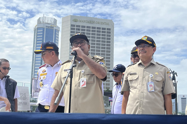 Wakil Gubernur DKI Jakarta Rano Karno menyampaikan keterangan pers saat meninjau lokasi MRT dan Halte TransJakarta Bundaran HI di kawasan Bundaran HI, Jakarta Pusat, Selasa (25/2/2025). Foto: Alya Zahra/kumparan 