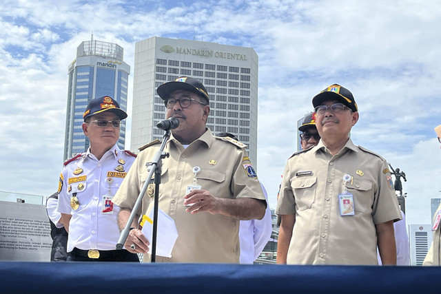 Wakil Gubernur DKI Jakarta Rano Karno menyampaikan keterangan pers saat meninjau lokasi MRT dan Halte TransJakarta Bundaran HI di kawasan Bundaran HI, Jakarta Pusat, Selasa (25/2/2025). Foto: Alya Zahra/kumparan 