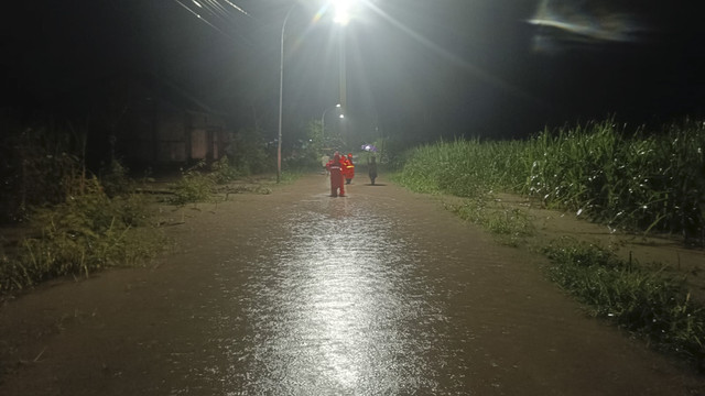 Banjir melanda di lima desa di Kecamatan Balongpanggang, Kabupaten Gresik, terendam banjir akibat luapan Sungai Lamong. Foto: Dok. BPBD Jatim