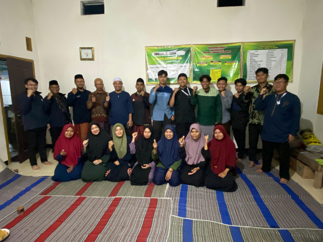 Mahasiswa KKNT 36 UNIDA Gontor bersama guru-guru Madin Darussalam (Sumber: Dokumentasi KKNT 36 UNIDA Gontor)