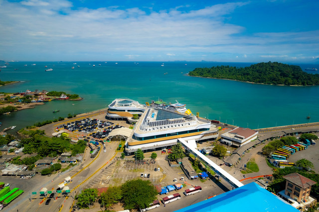 Pulau Merak Kecil. Foto suasana di Pelabuhan Merak dekat Pulau Merak Kecil. Sumber: Unsplash/Ammar Andiko