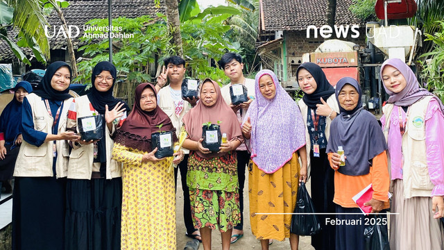 Mahasiswa KKN UAD Bagikan Bibit Cabai di Samparan, Pandak, Bantul (Dok. Zaki)