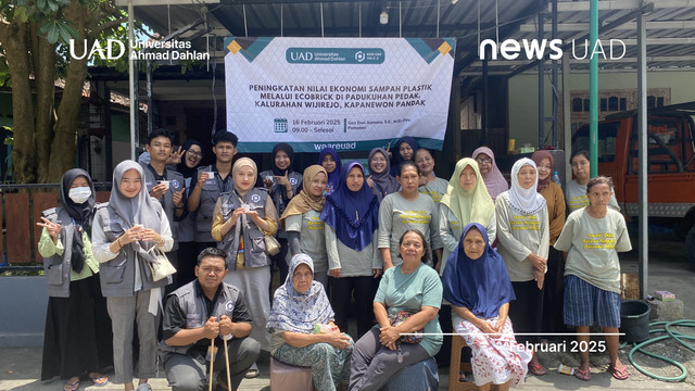 KKN UAD Ajak Warga Olah Sampah Plastik Jadi Ecobrick (Dok. KKN UAD)