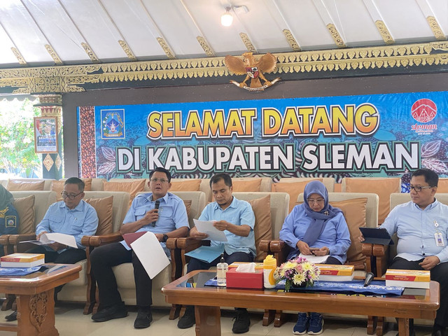 Wakil Bupati Sleman, Danang Maharsa (pegang mic) saat konferensi pers di Pendopo Parasamya. Foto: Resti Damayanti/Pandangan Jogja