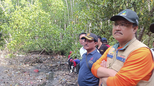 Menteri Sosial Saifullah Yusuf meninjau kondisi Tahura Mangrove yang banyak sampah di Bali, Selasa (25/2/2025). Foto: Denita BR Matondang/kumparan