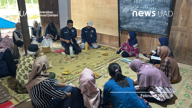 Sosialisasi dan Praktik Pembuatan EM4, Eco Enzym, dan Biopori oleh KKN UAD (Dok. KKN UAD XIII B)