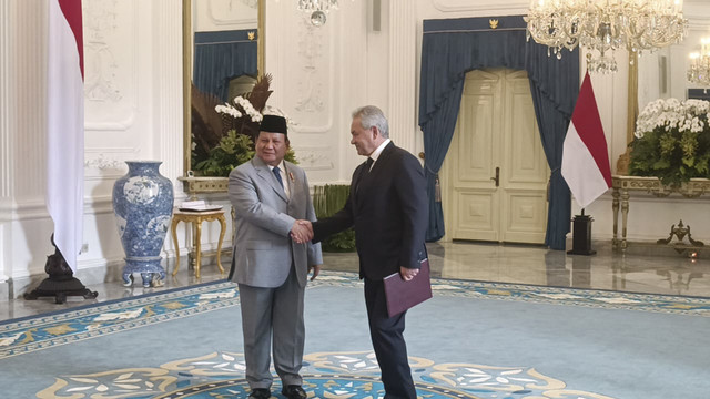 Presiden Republik Indonesia Prabowo Subianto menyambut kedatangan Sekretaris Dewan Keamanan Rusia Sergei Shoigu di Istana Merdeka, Jakarta Pusat, Selasa (25/2/2025). Foto: Zamachsyari/kumparan