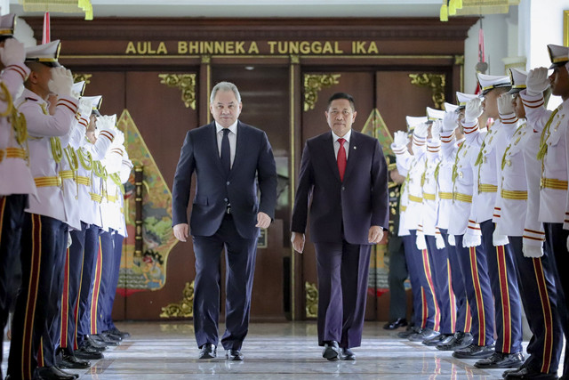 Wamenhan RI Donny Ermawan berjalan bersama Sekretaris Dewan Keamanan Federasi Rusia Sergei Shoigu saat tiba di Kementerian Pertahanan, Jakarta, Selasa (25/2/2025). Foto: Jamal Ramadhan/kumparan