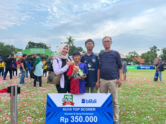 Locita Waranggani Olah Nismara, pemain MilkLife Soccer Challenge Surabaya, dan keluarganya. Foto: Aji Nugrahanto/kumparanBOLANITA